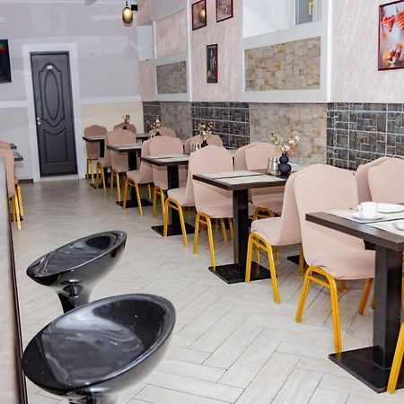 Lolo Hotel キシナウ エクステリア 写真